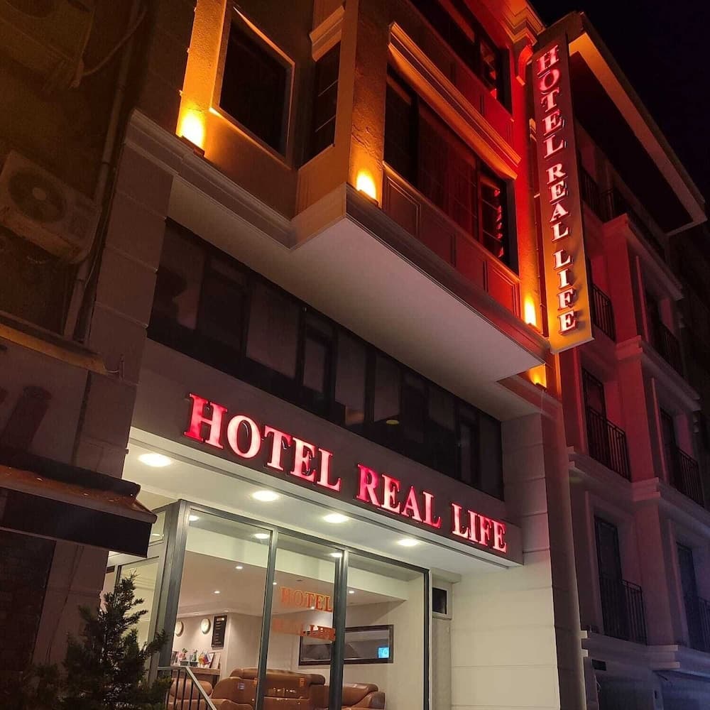 Hotel Real Life main
