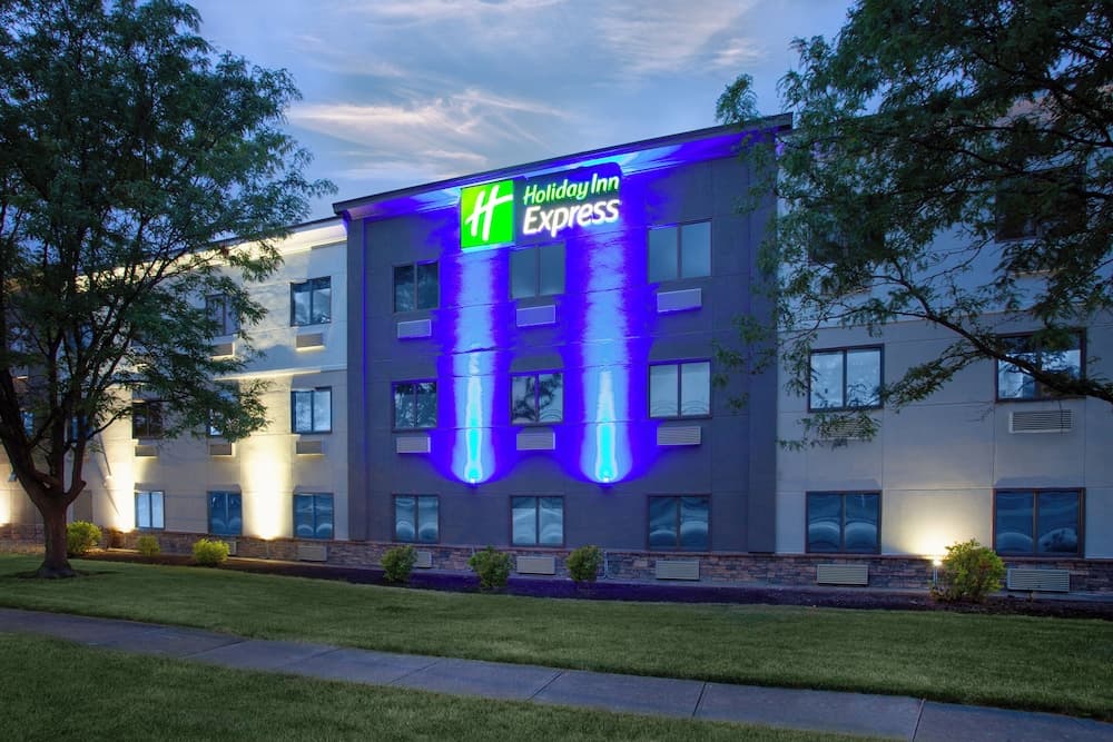 Holiday Inn Express Cleveland Airport main