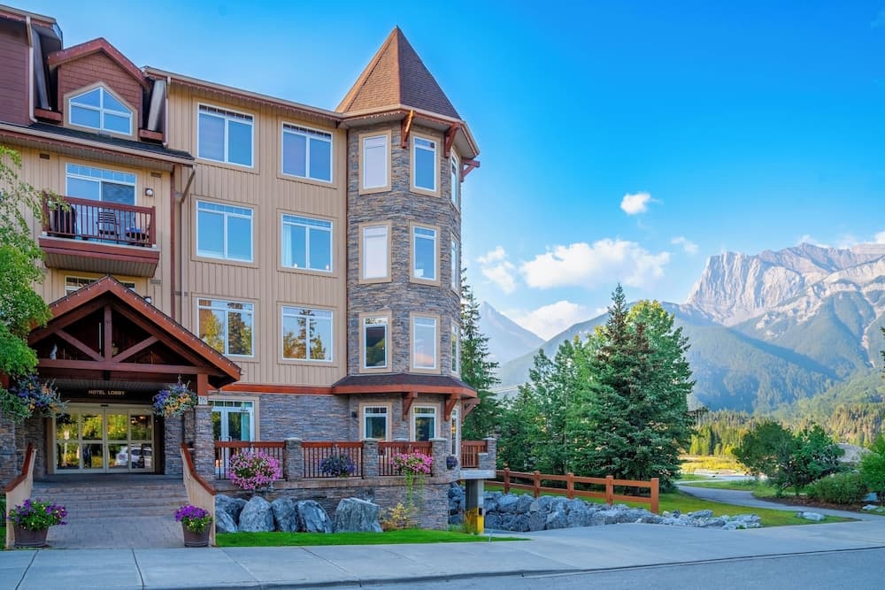 Falcon Crest Lodge main
