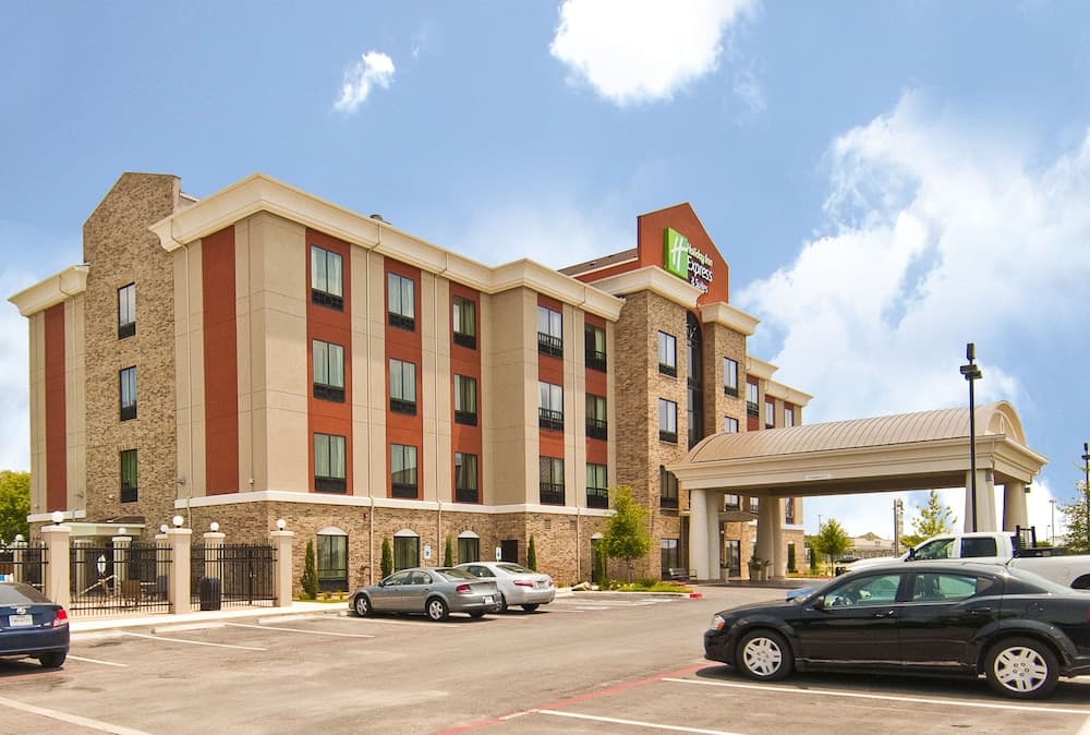 Holiday Inn Express And Suites San Antonio Se By A main