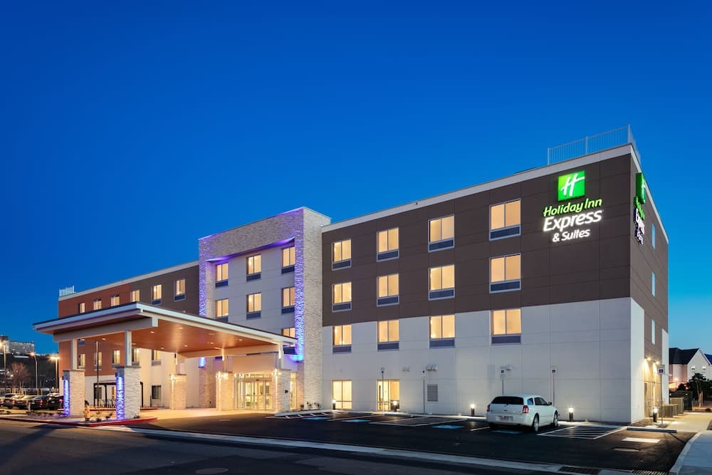 Holiday Inn Express & Suites Medford main