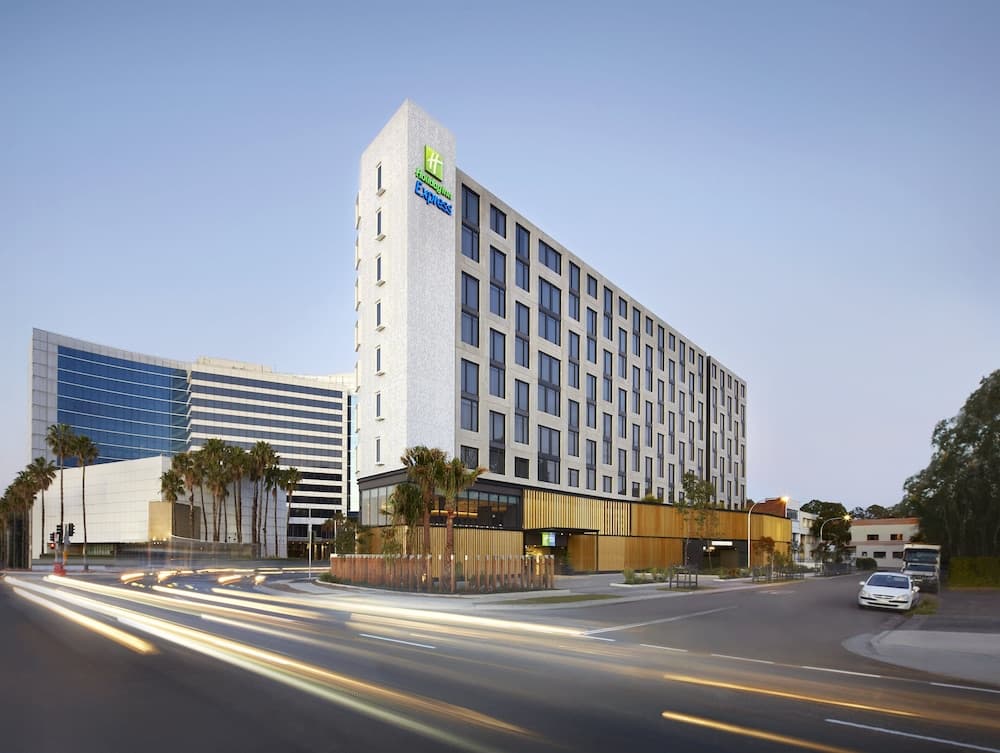 Holiday Inn Express Sydney Airport main