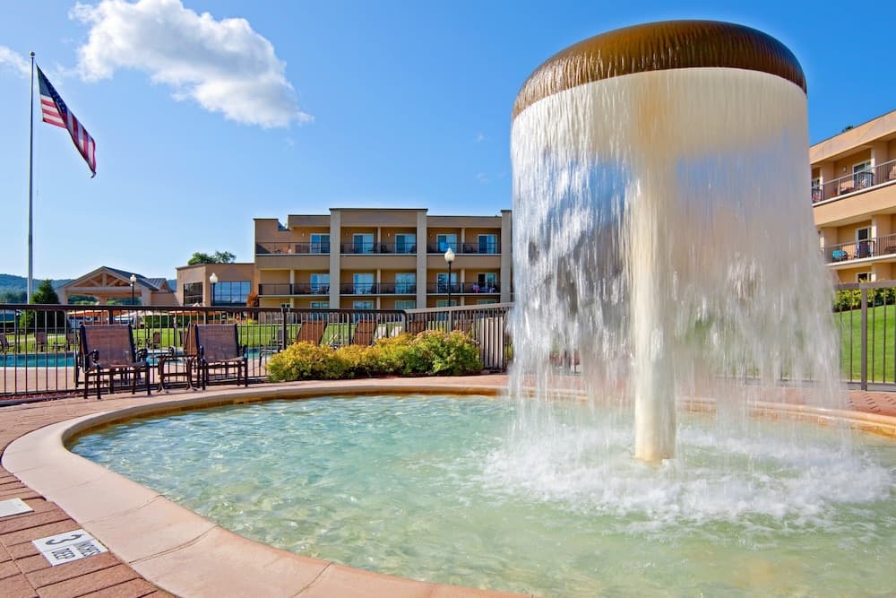 Holiday Inn Resort Lake George - Adirondack Area main