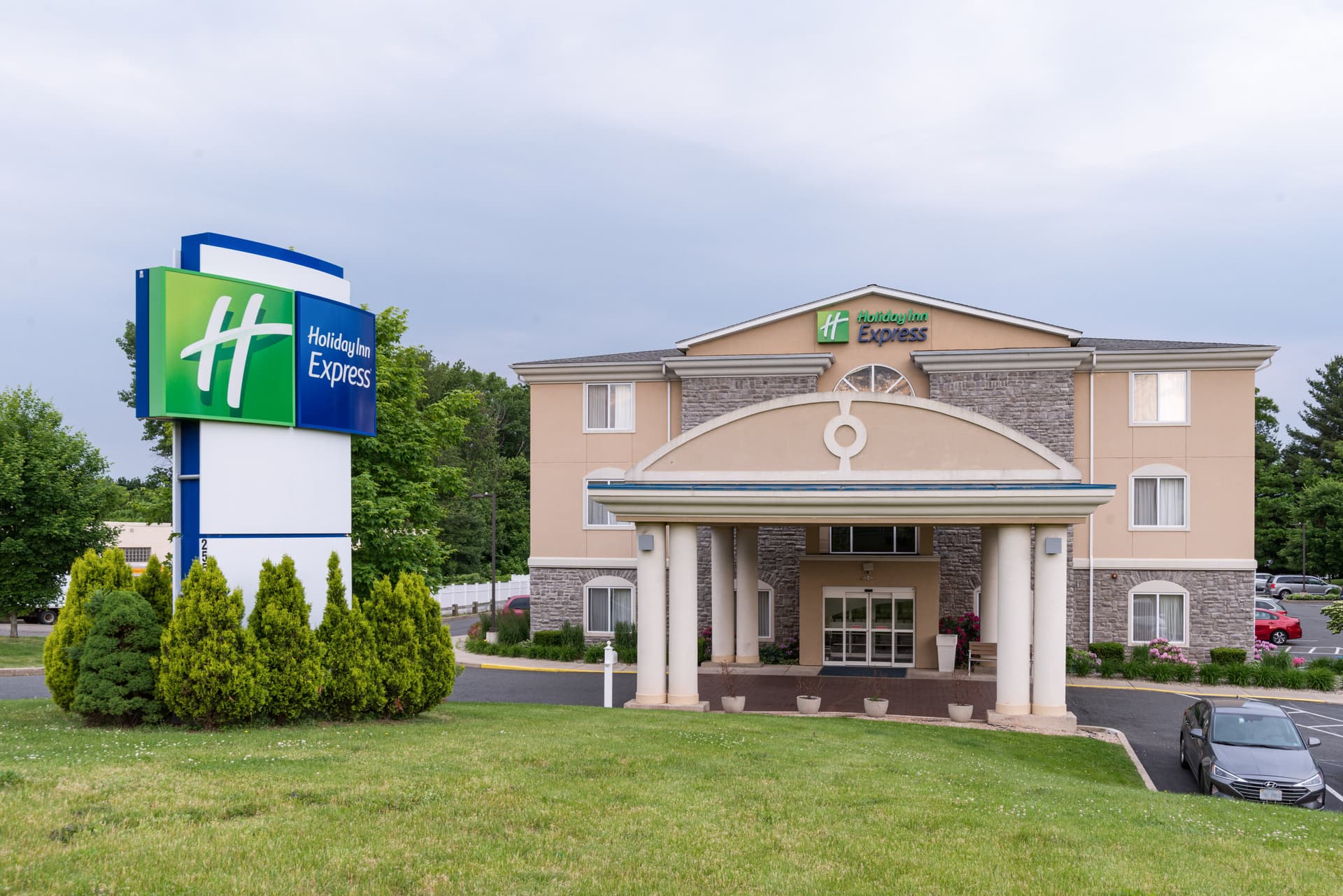 Holiday Inn Express Newington main