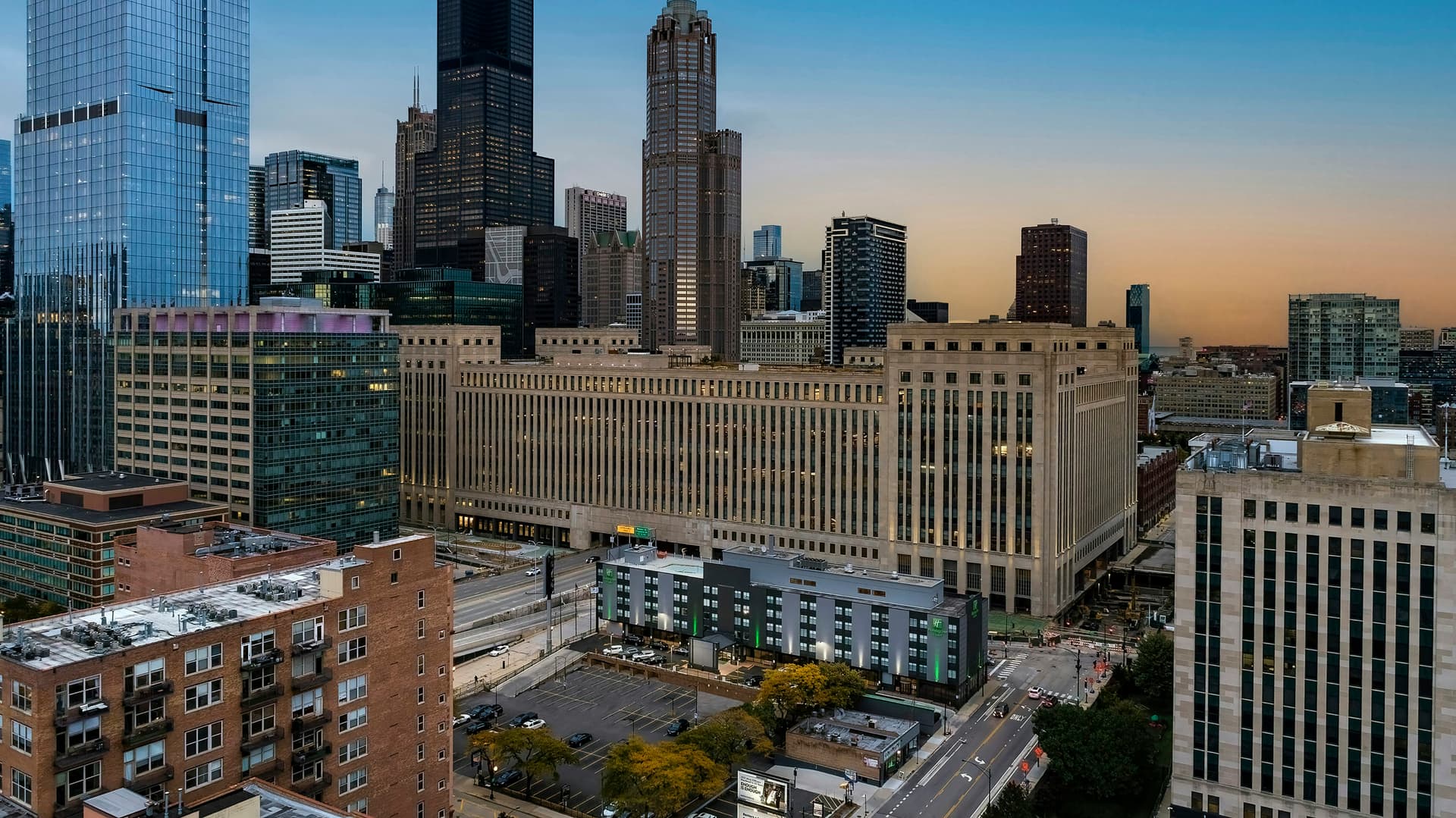 Holiday Inn and Suites Chicago Downtown main