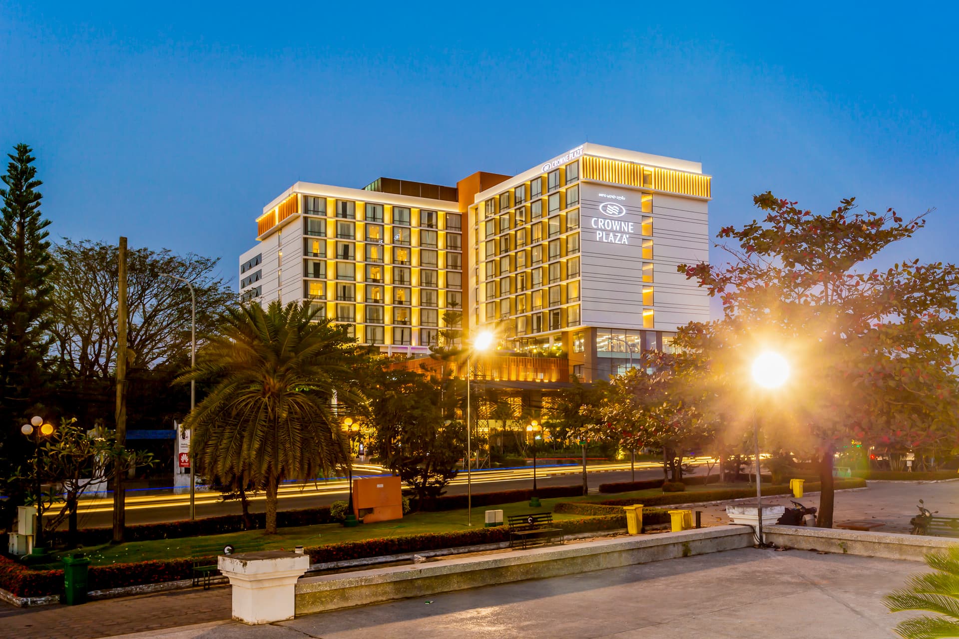 Crowne Plaza Vientiane main