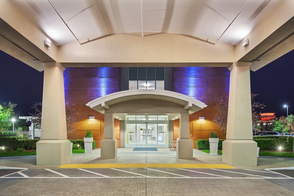 Holiday Inn Express And Suites Sacramento Airport main