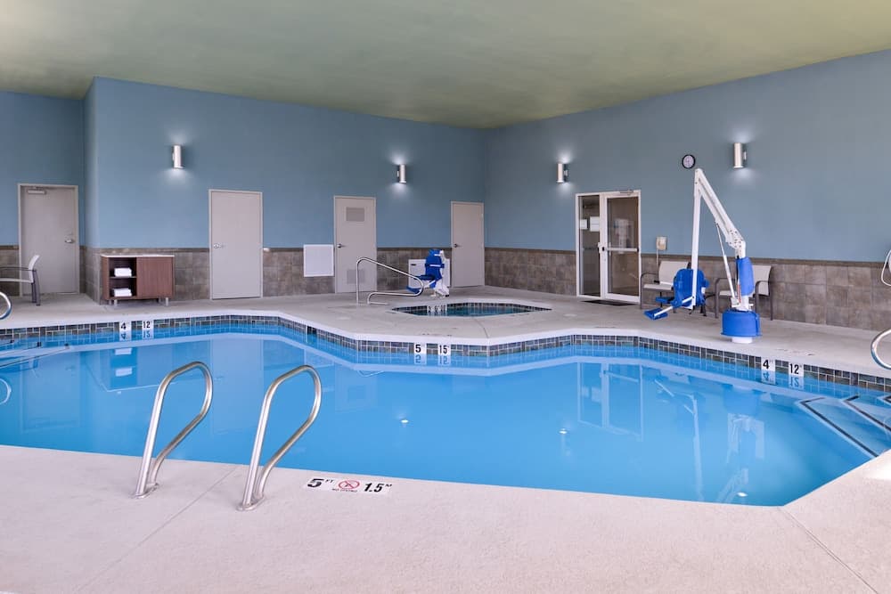 Holiday Inn Express And Suites Farmington Bloomfie main