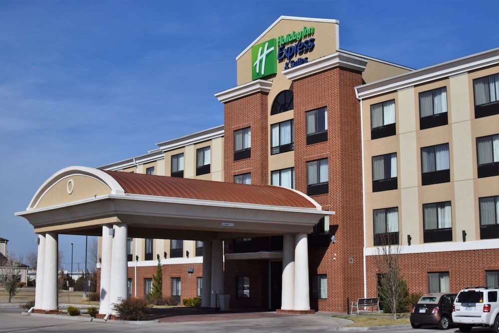 Holiday Inn Express Hotel & Suites Pratt main