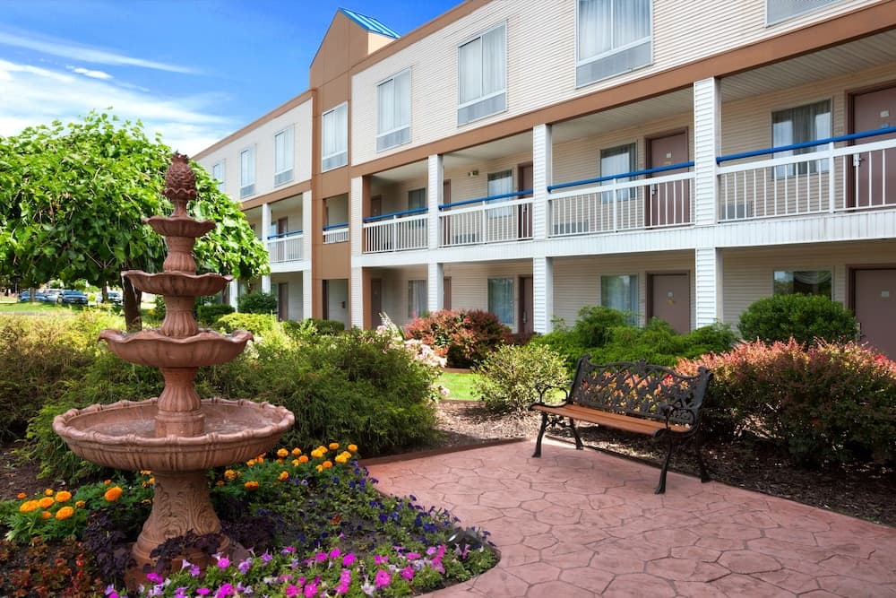 Howard Johnson By Wyndham Romulus Detroit Metro Airport main