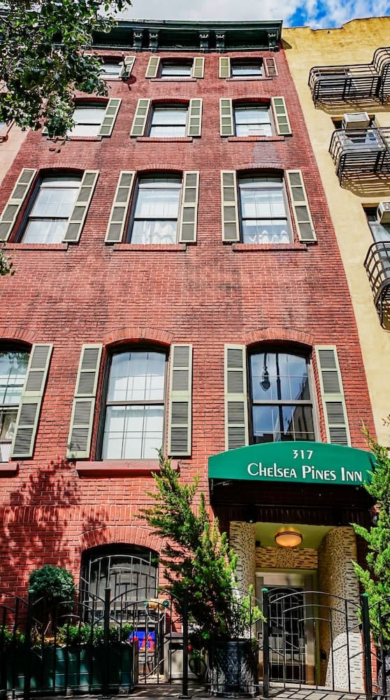 Chelsea Pines Inn main