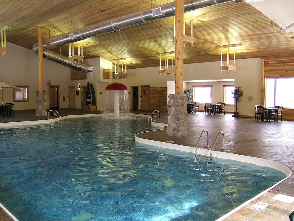 Holiday Inn Express Munising Lakeview main