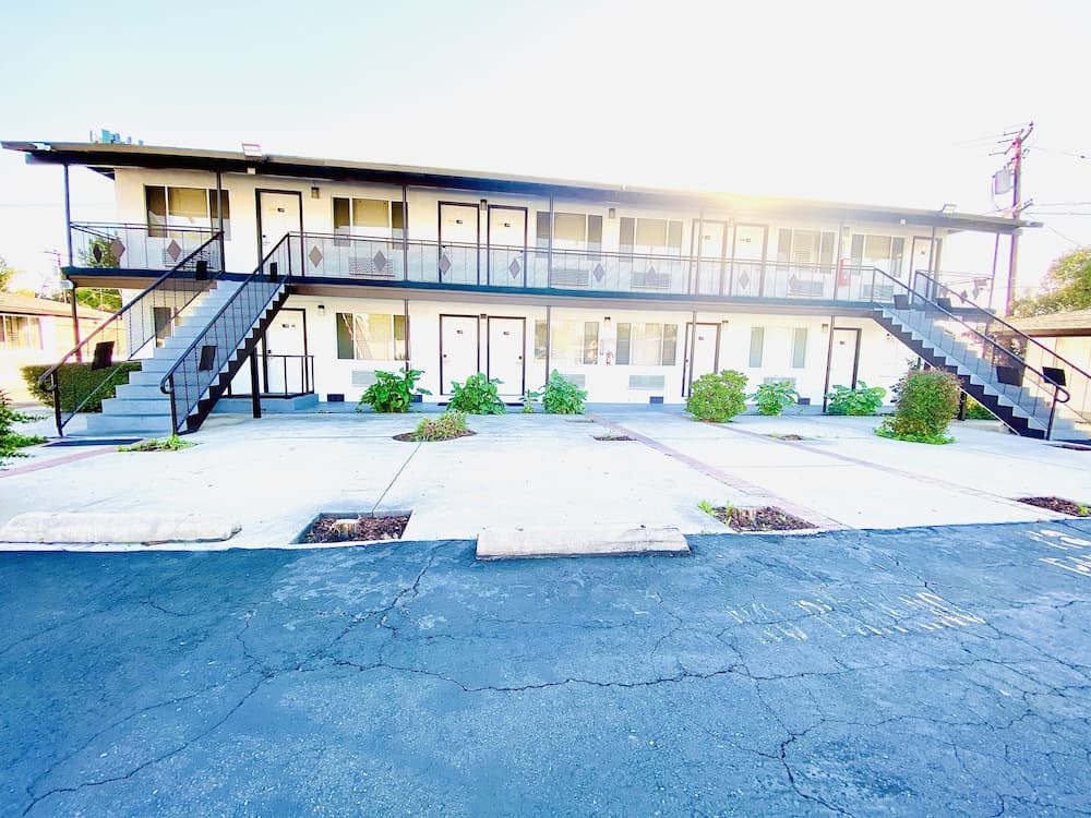 Casa Blanca Inn & Suites main