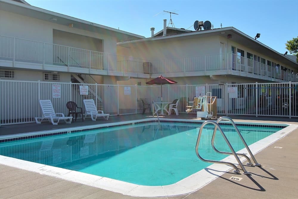 Motel 6 Bismarck main