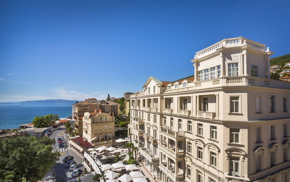 Hotel Palace Bellevue main