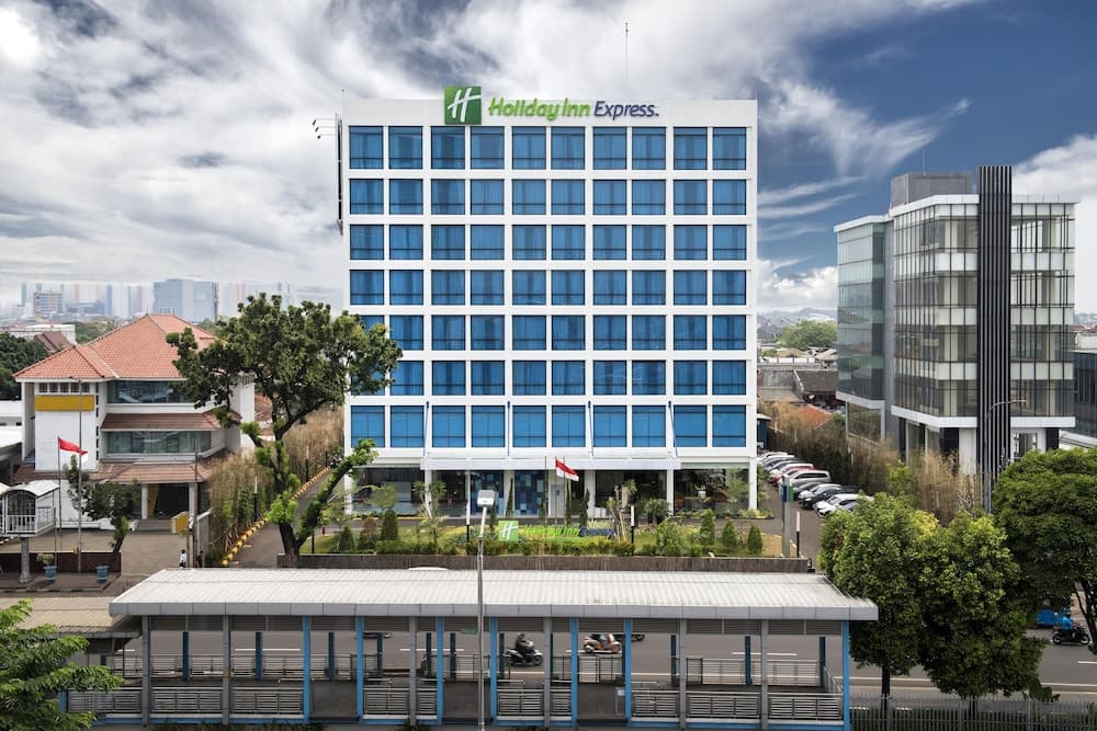 Holiday Inn Express Jakarta Matraman main