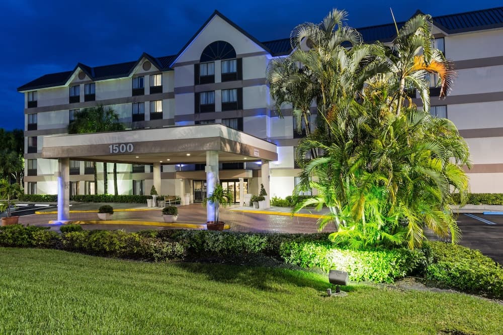 Holiday Inn Express And Suites Hollywood Ft Lauder main