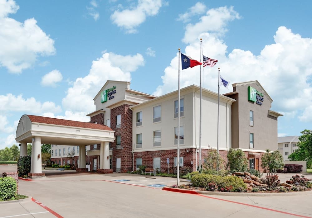 Holiday Inn Express And Suites Cleburne main