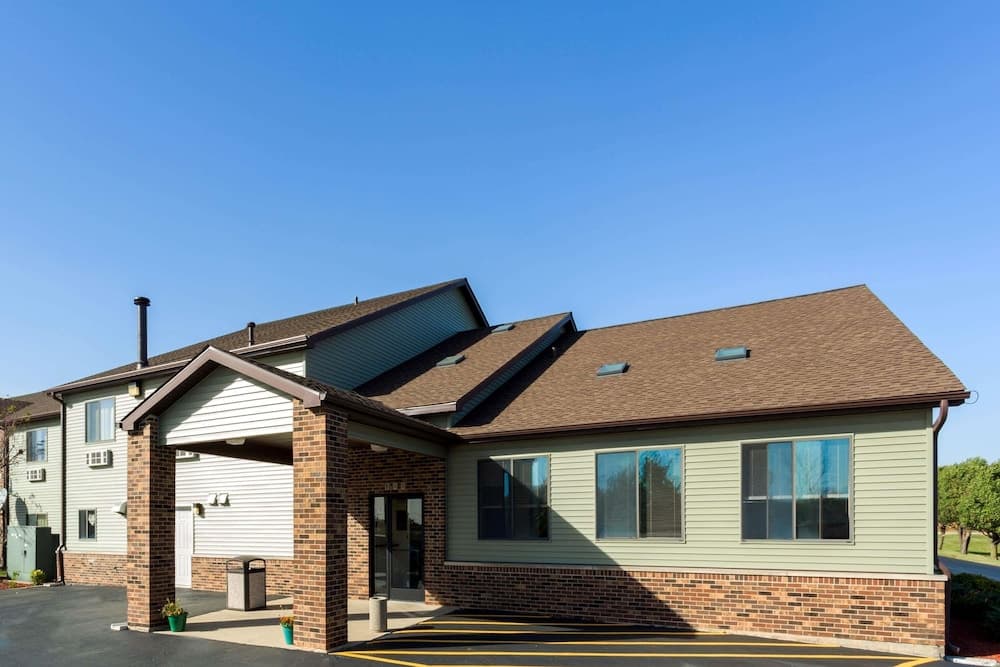 Super 8 By Wyndham Dekalb main