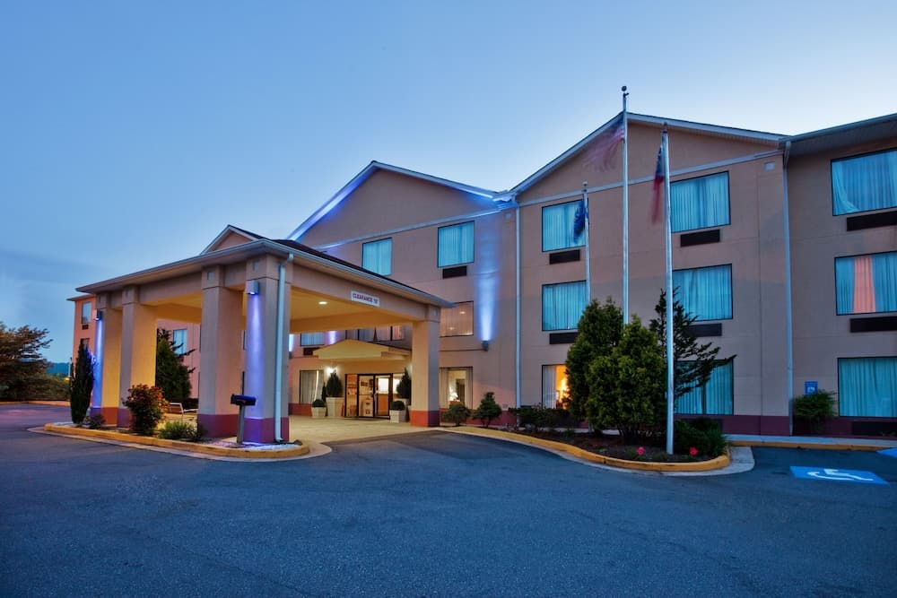 Holiday Inn Express And Suites Hiawassee main