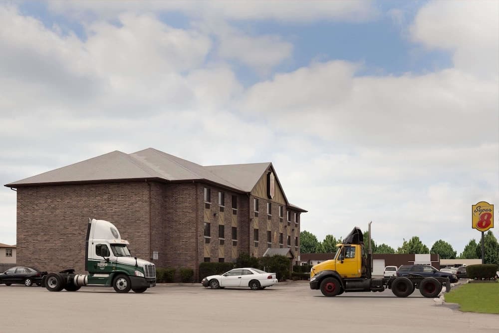 Super 8 by Wyndham Bridgeview/Chicago Area main