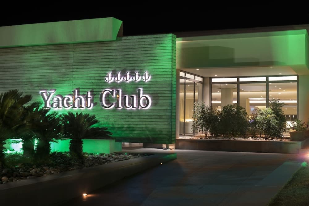 Yacht Club main