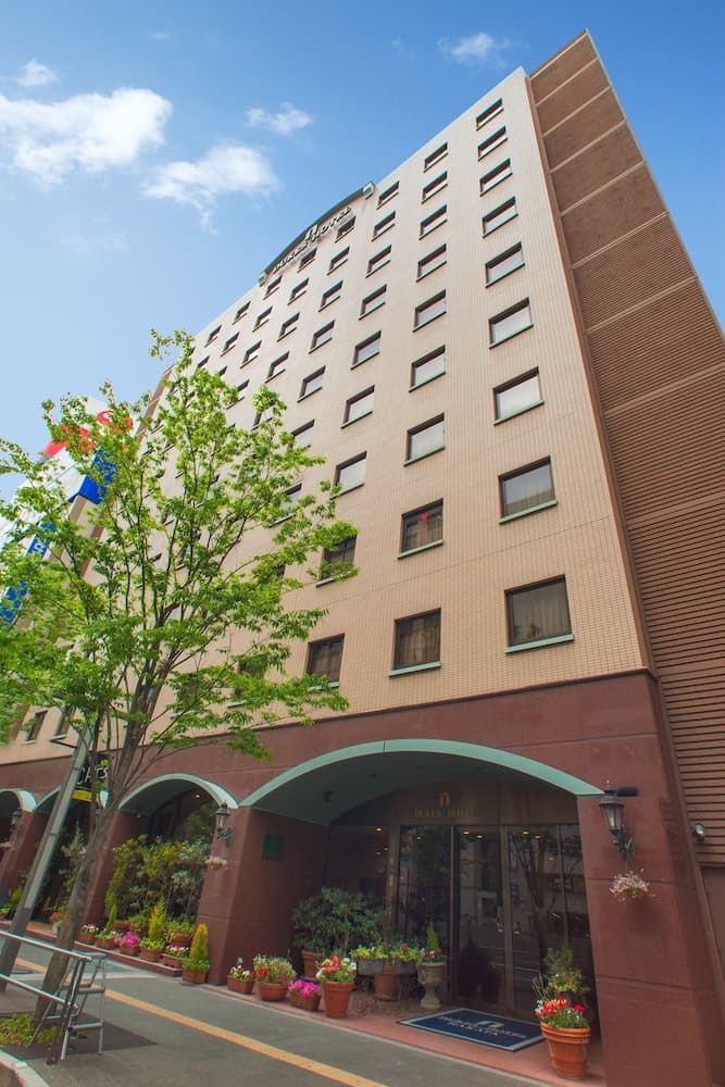 Dukes Hakata main