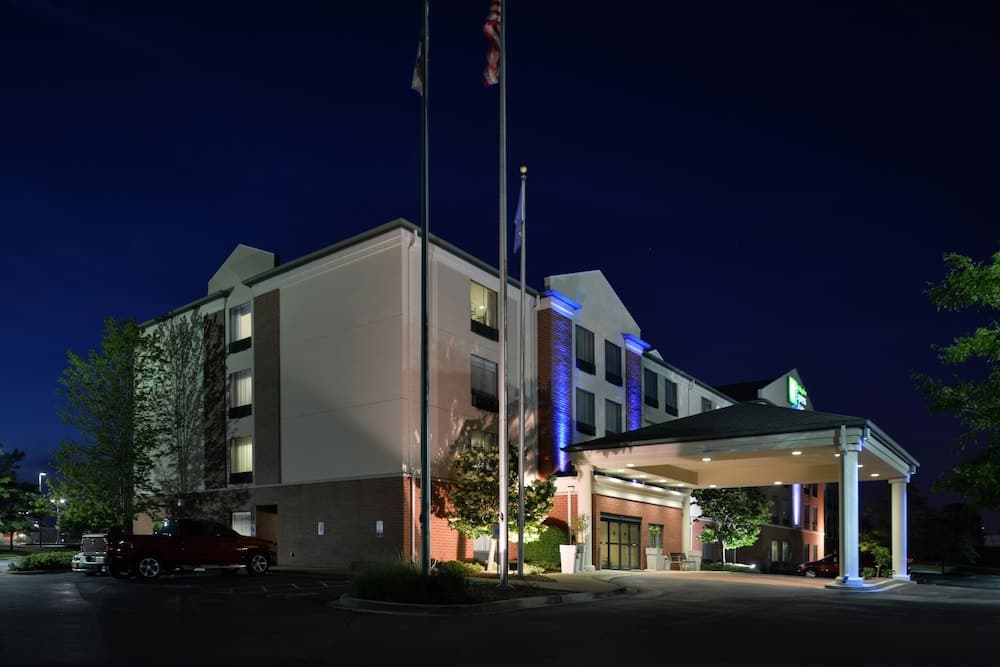 Holiday Inn Express And Suites Milwaukee-New Berlin main