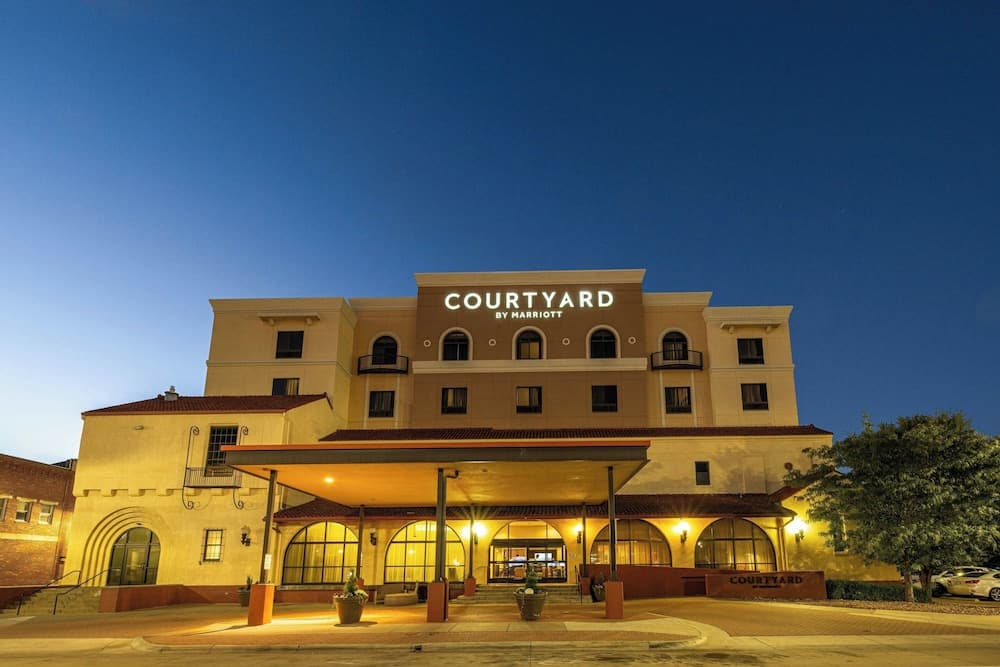 Courtyard Wichita At Old Town main