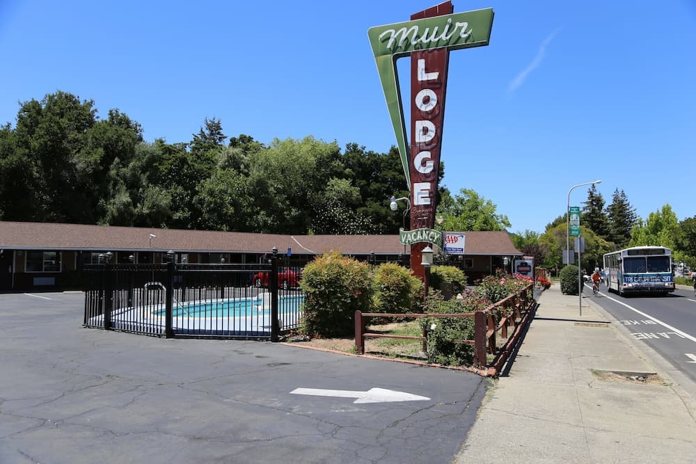 Muir Lodge Motel main