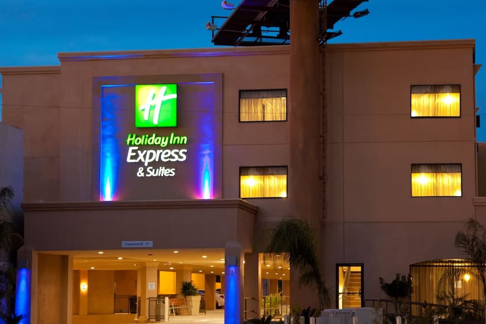 Holiday Inn Express & Suites Woodland Hills main