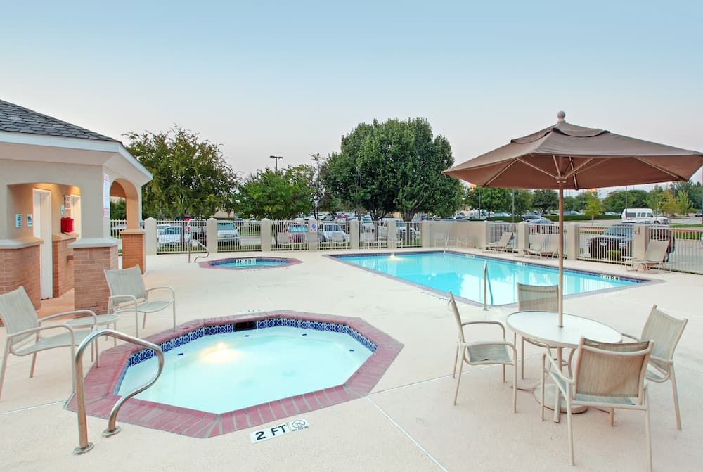 Holiday Inn Express & Suites DFW Airport - Grapevine main