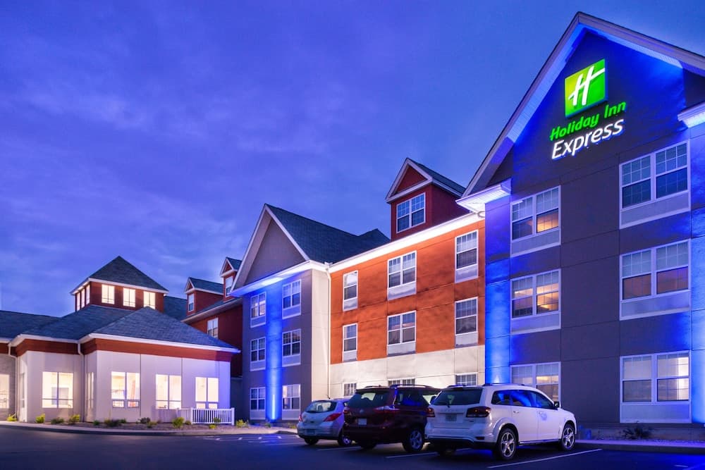 Holiday Inn Express Mystic main