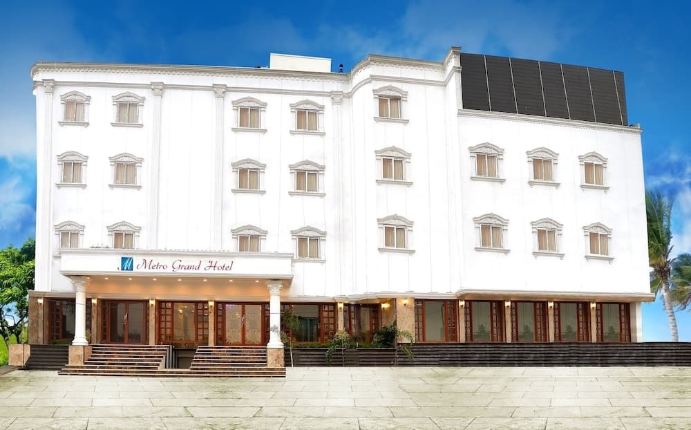 Metro Grand Hotel main