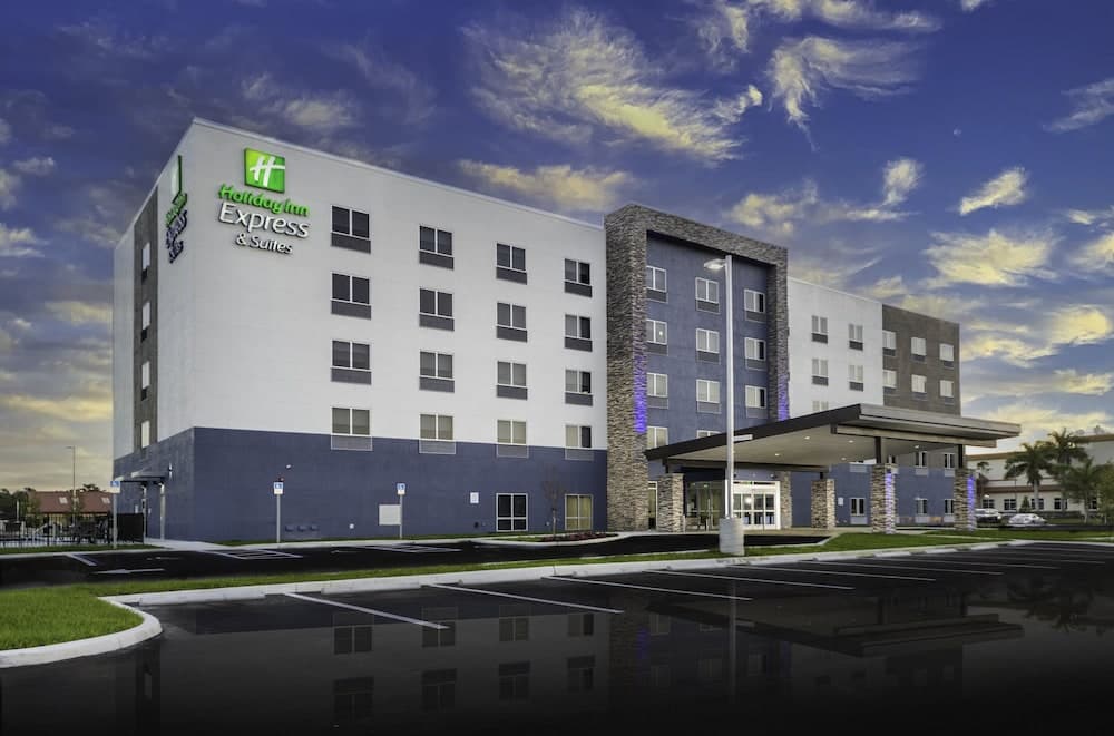 Holiday Inn Express & Suites Fort Myers Airport main