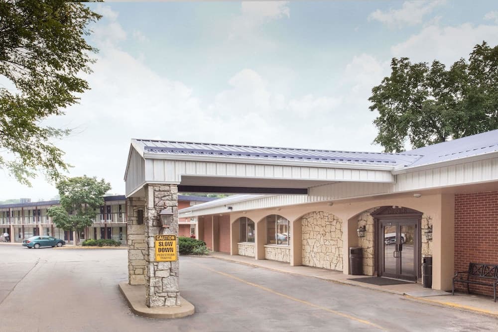 Days Inn by Wyndham Dubuque main