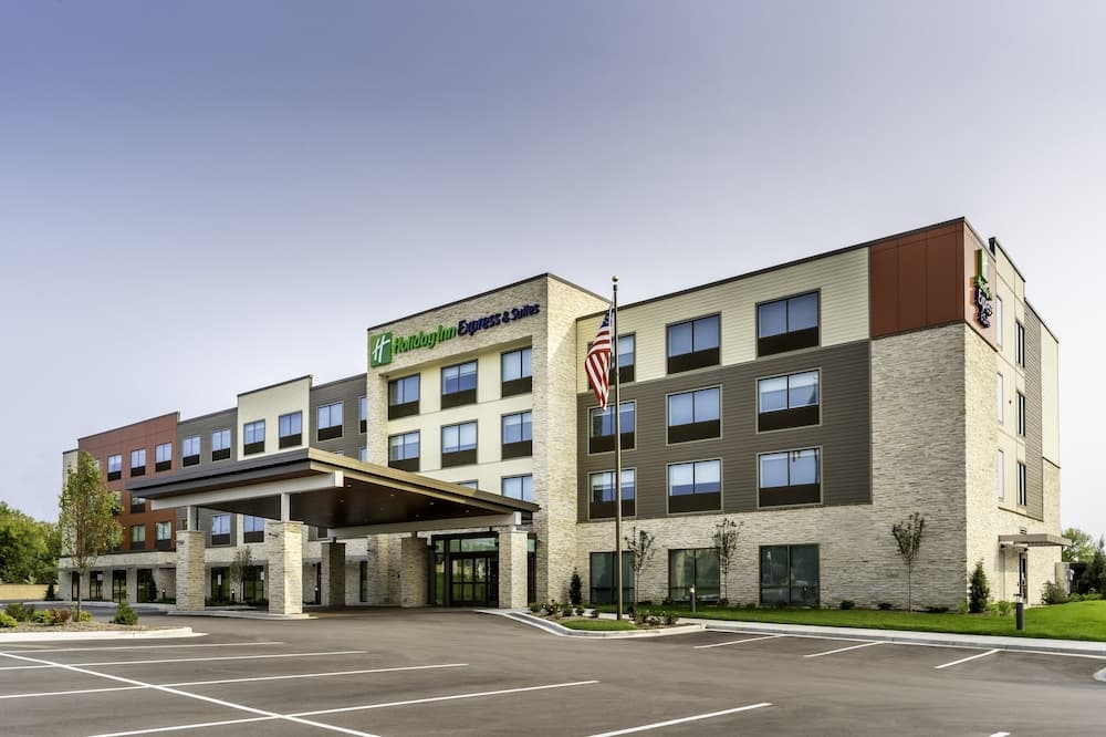 Holiday Inn Express & Suites Milwaukee West Allis main