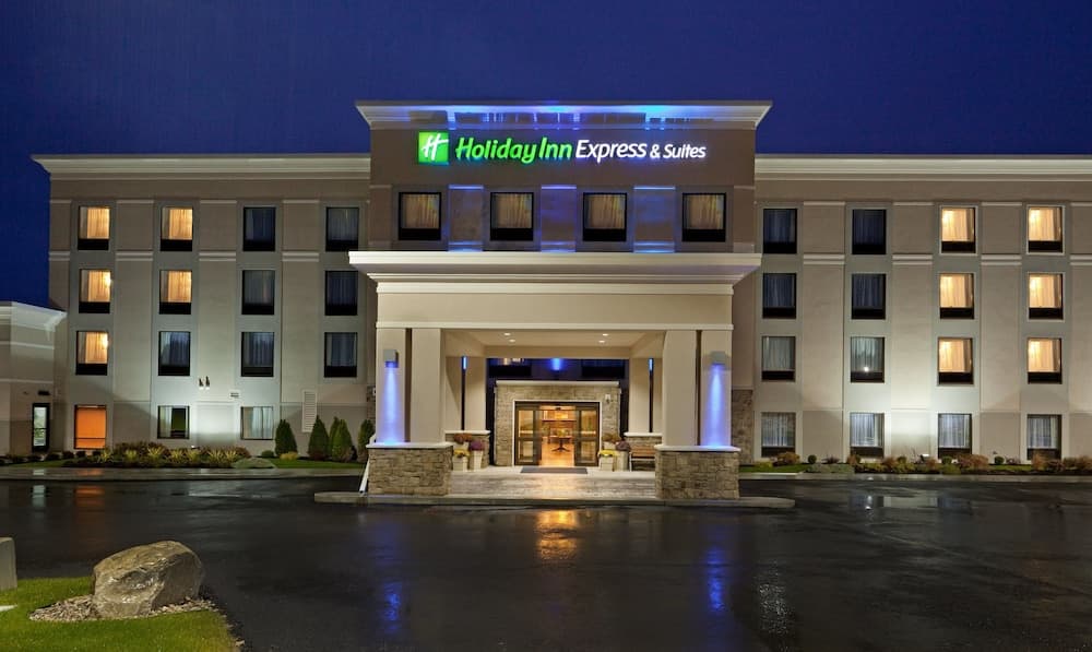 Holiday Inn Express & Suites Malone main