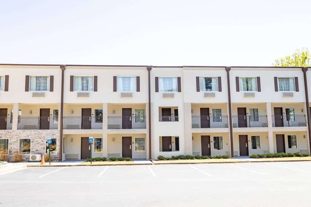 Baymont By Wyndham College Park Atlanta Airport S main