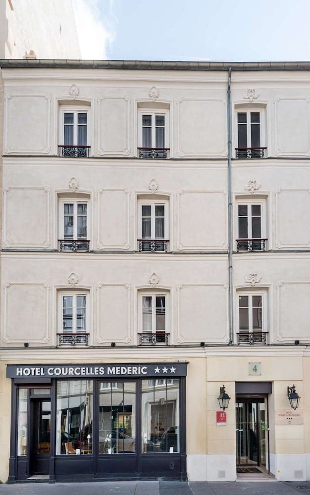 Courcelles Médéric main