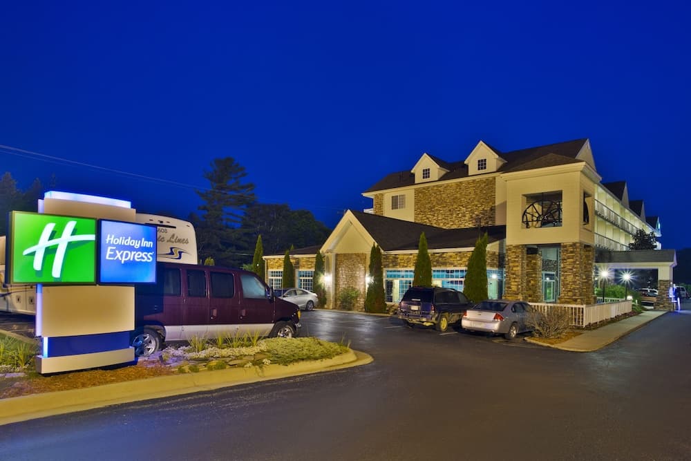 Holiday Inn Express Mackinaw City main