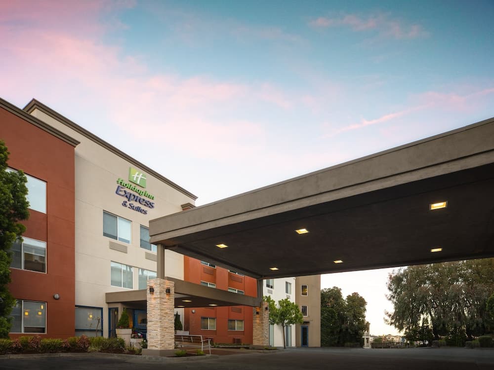 Holiday Inn Express & Suites Belmont main