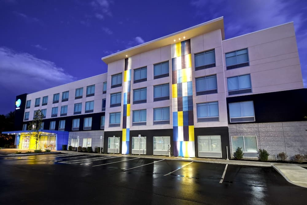 Tru by Hilton Concord main