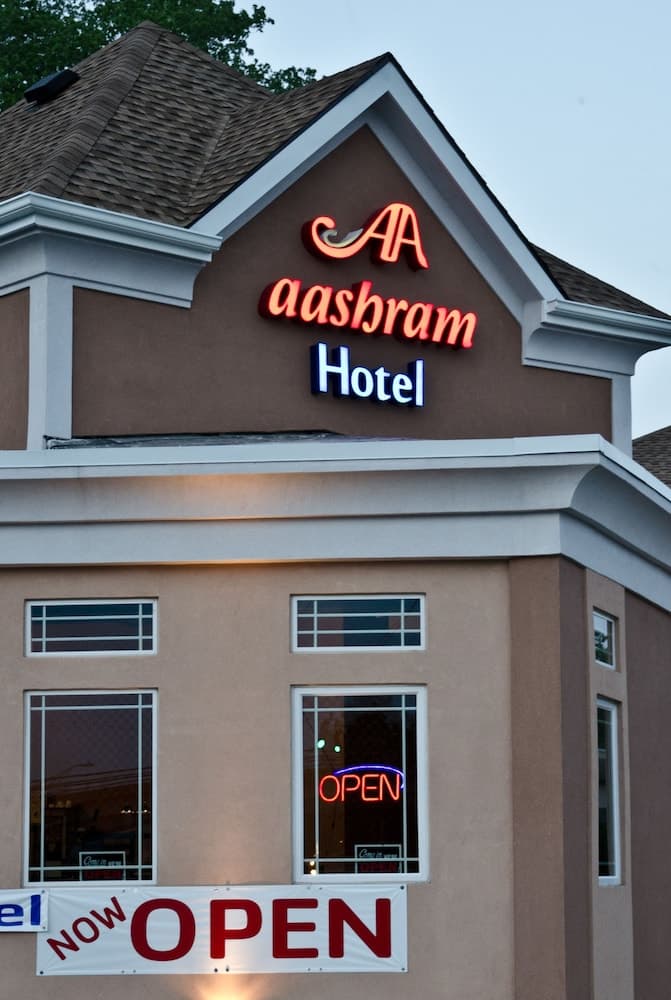 Aashram Hotel By Niagra River