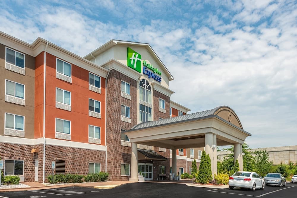 Holiday Inn Express Statesville main