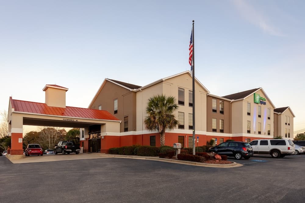 Holiday Inn Express & Suites Milton East I-10 main