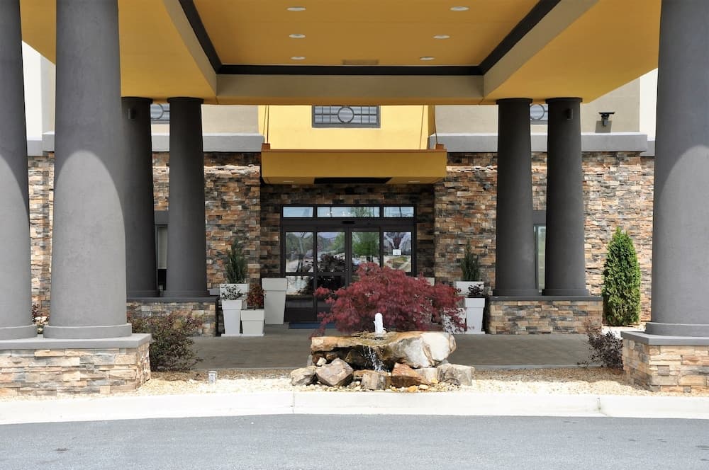 Holiday Inn Express And Suites Perry National Fair main