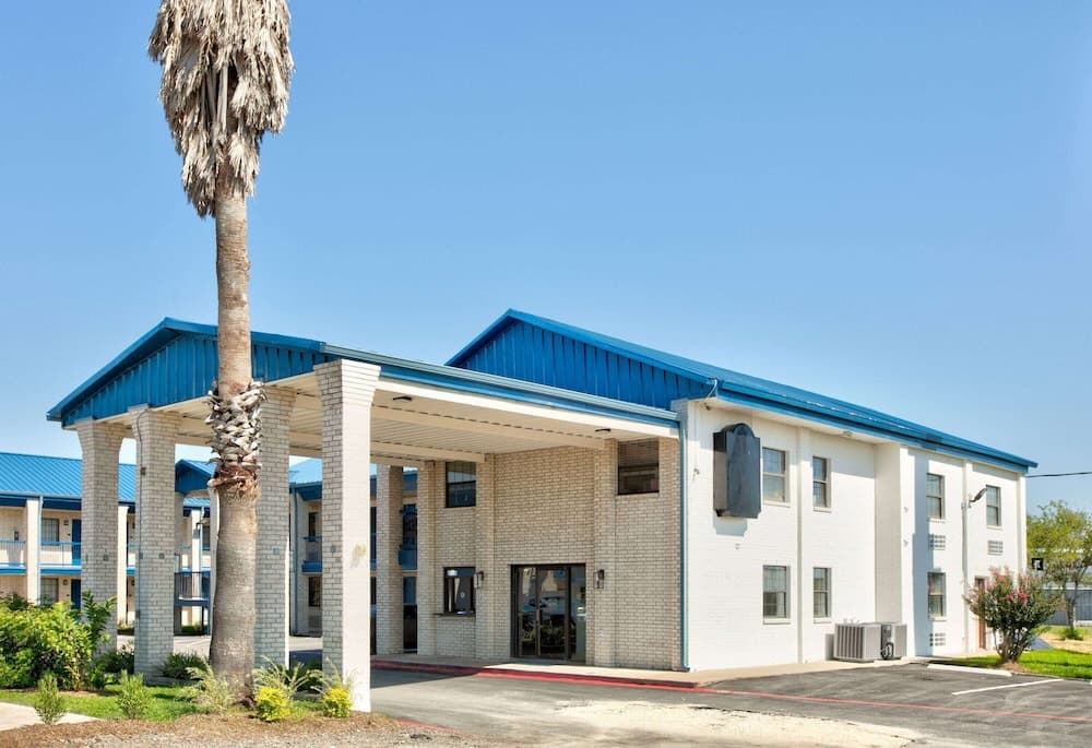 Super 8 By Wyndham Victoria main