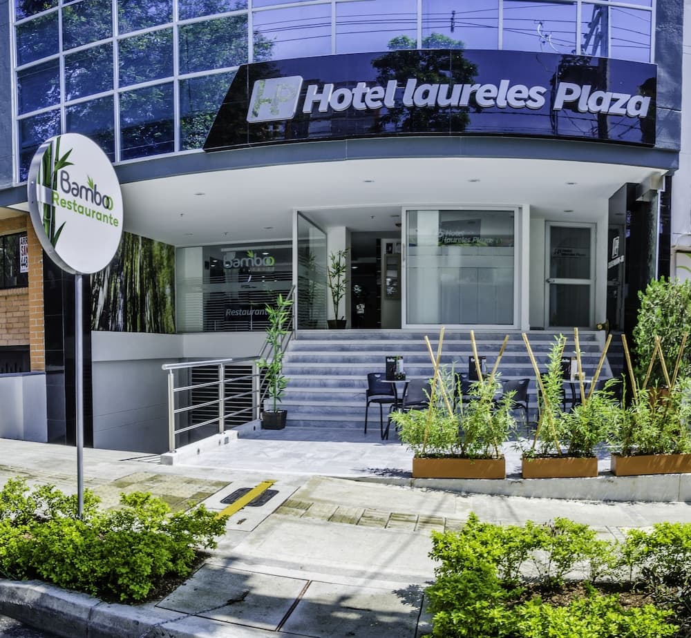 Hotel Laureles Plaza main