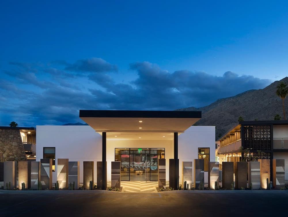 V Palm Springs main